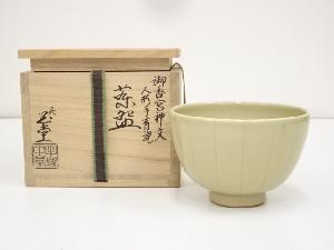 京焼　二代手塚玉堂造　御香宮神文人形手青磁茶碗（共箱）